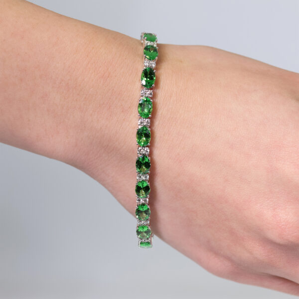 18ct white gold oval tsavorite garnets and round diamond bracelet - Image 2