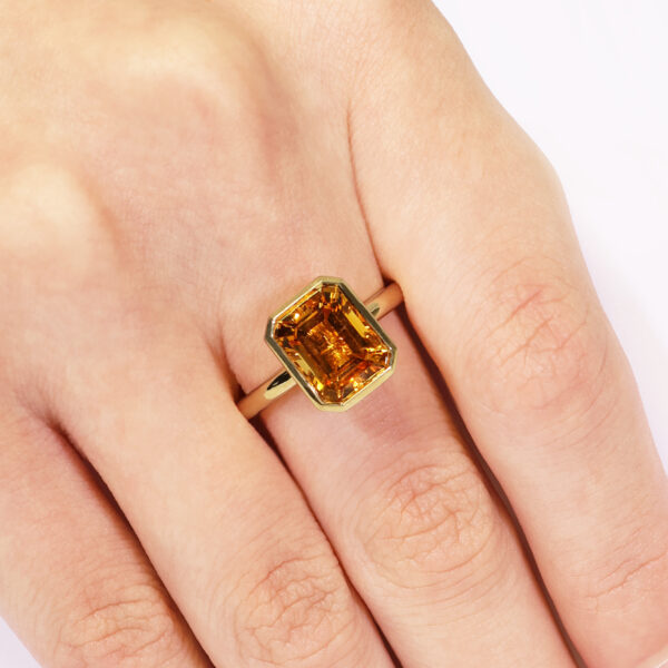 18ct yellow gold 2.98ct emerald cut citrine ring in bezel setting - Image 3