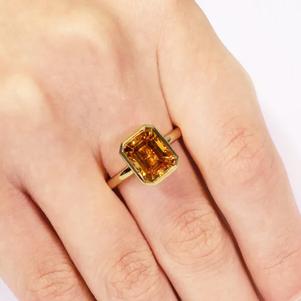 18ct yellow gold 2.98ct emerald cut citrine ring in bezel setting - Image 3