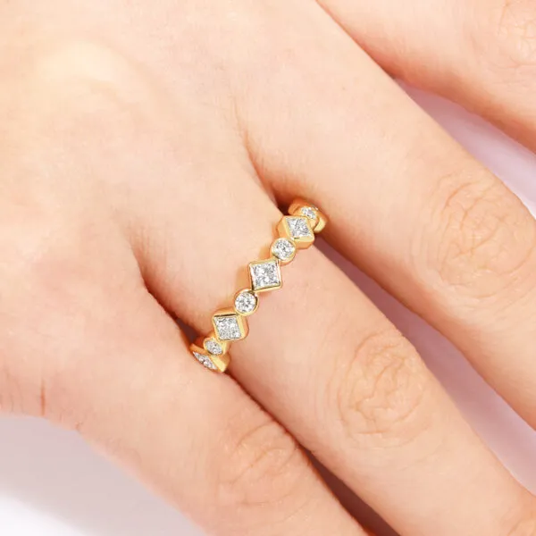 18ct yellow gold full circle round and princess cut diamond ring - Image 2