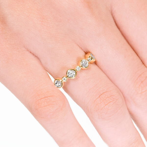 18ct yellow gold round and cushion cut diamond ring - Image 2