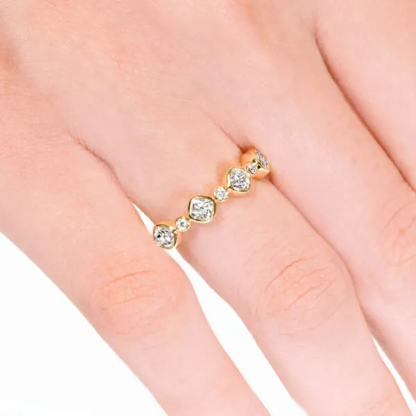 18ct yellow gold round and cushion cut diamond ring - Image 2