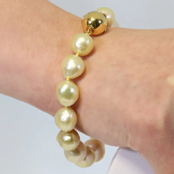 Golden South Sea pearls bracelet ended with an 18ct yellow gold ball clasp from the Carmela Cerrone Collection - Image 3
